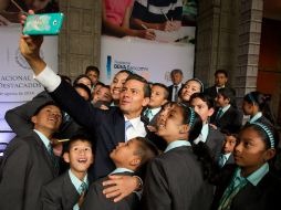 Peña Nieto toma la instantánea con los alumnos más sobresalientes de la Olimpiada del Conocimiento, en Palacio Nacional. NTX /