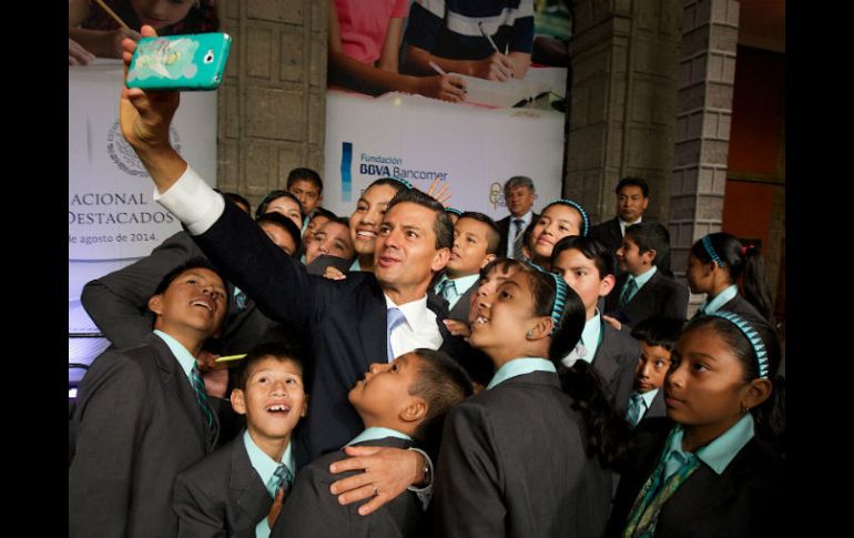 Peña Nieto toma la instantánea con los alumnos más sobresalientes de la Olimpiada del Conocimiento, en Palacio Nacional. NTX /