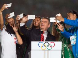 El presidente del COI conmina a todo el público a tomarse una 'selfie' para establecer un récord. AFP /