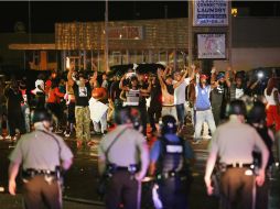 Algunos en la multitud arrojan piedras y otros objetos a la policía. La muerte de Brown ha provocado cuatro días de enfrentamientos. AFP /