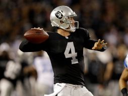 El jugador de los Raiders de Oakland, Derek Carr,  logró tres series anotadoras y completó nueve de 16 pases. AFP /