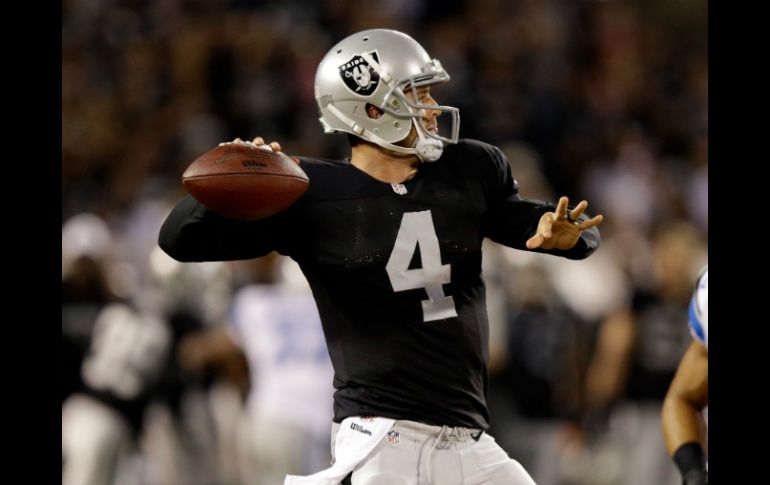 El jugador de los Raiders de Oakland, Derek Carr,  logró tres series anotadoras y completó nueve de 16 pases. AFP /