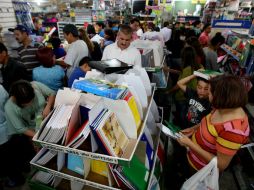 En el último fin de semana de vacaciones, padres de familia abarrotaron las papelerías del Centro Histórico tapatío.  /