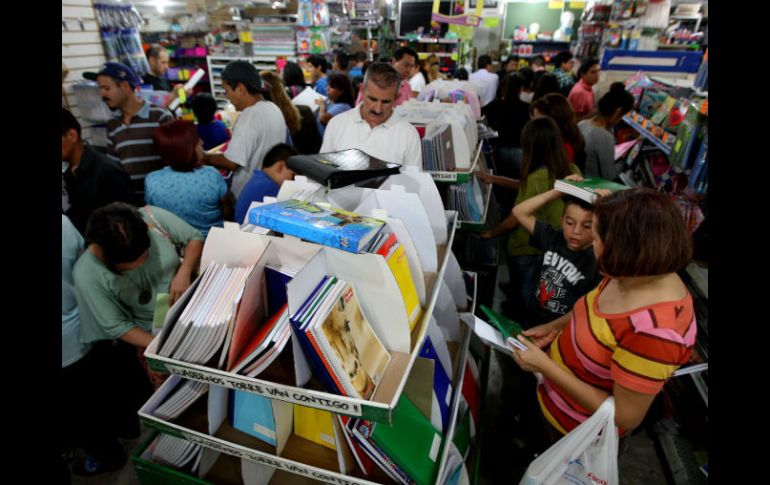 En el último fin de semana de vacaciones, padres de familia abarrotaron las papelerías del Centro Histórico tapatío.  /