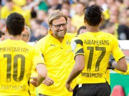 El técnico del Borussia Dortmund, Jürgen Klopp (centro), festeja la segunda anotación del gabonés Pierre-Emerick Aubameyang. EFE /