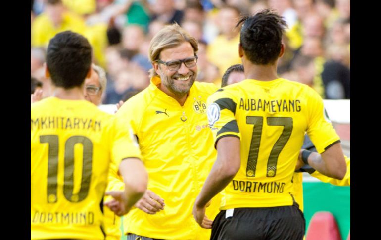 El técnico del Borussia Dortmund, Jürgen Klopp (centro), festeja la segunda anotación del gabonés Pierre-Emerick Aubameyang. EFE /