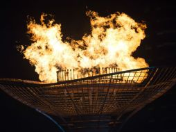 El pebetero fue encendido por la saltadora china de trampolín Chen Ruolin, cuádruple campeona olímpica. AFP /