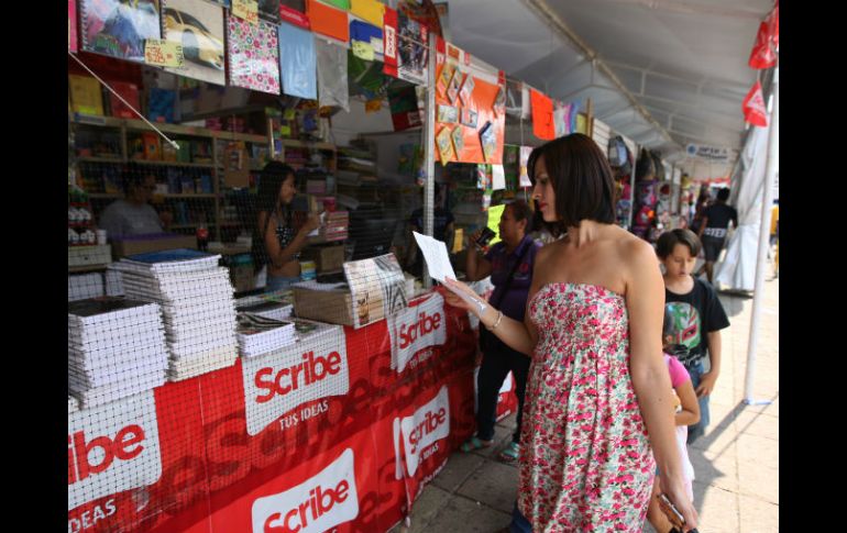 Feria del Ahorro del Parque Morelos. Comerciantes de útiles que se instalan en este espacio señalan que las ventas han caído este año.  /