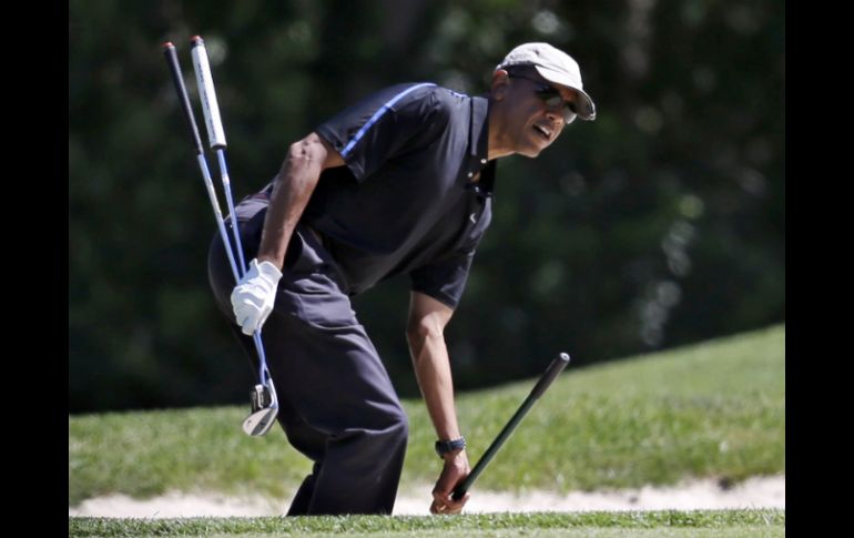 Durante la primera semana de descanso, el mandatario incluso pudo jugar golf. AP /