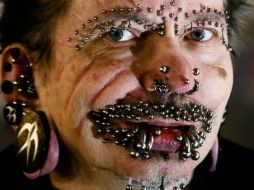 El hombre de 54 años de edad tiene 453 piercings en todo el cuerpo. AP /