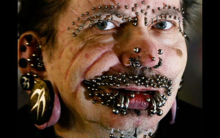 El hombre de 54 años de edad tiene 453 piercings en todo el cuerpo. AP /