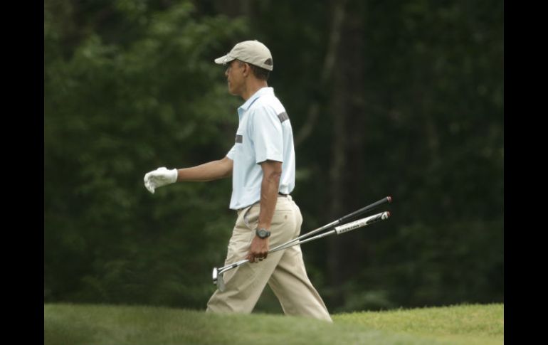 Barack Obama interrumpió sus vacaciones en Martha's Vineyard para regresar a Washington y reunirse con Biden y otros asesores. AP /