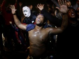 Cientos de manifestantes desafiaron la medida impuesta por el gobernador Nixon. AP /