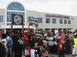 Manifestantes marchan para protestar por la muerte del joven Michael Brown. AFP /