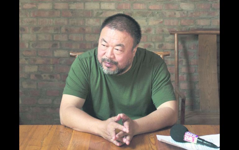 Irreverente. El artista chino Ai Weiwei mantiene una dura disputa de ideología y pensamiento con su país. AP /