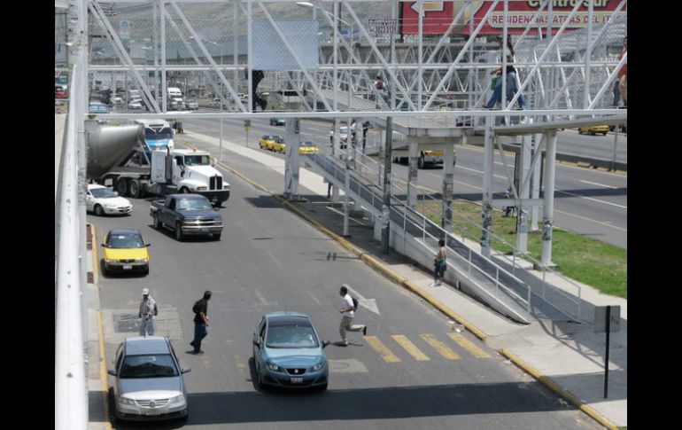 Los siniestros suelen ocurrir por no usar los puentes peatonales. ARCHIVO /