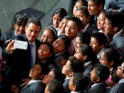 Enrique Peña Nieto convivió con algunos alumnos destacados en la Olimpiada del Conocimiento. ESPECIAL /