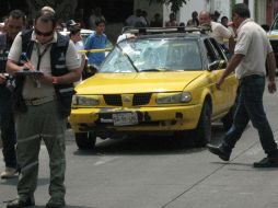 El parabrisas del taxi, un Nissan Tsuru, quedó destruido.  /