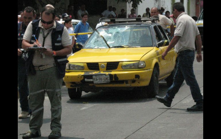 El parabrisas del taxi, un Nissan Tsuru, quedó destruido.  /