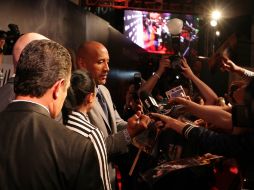 El actor accedió con una sonrisa a los fans que le pedían fotografías y autógrafos. NTX /