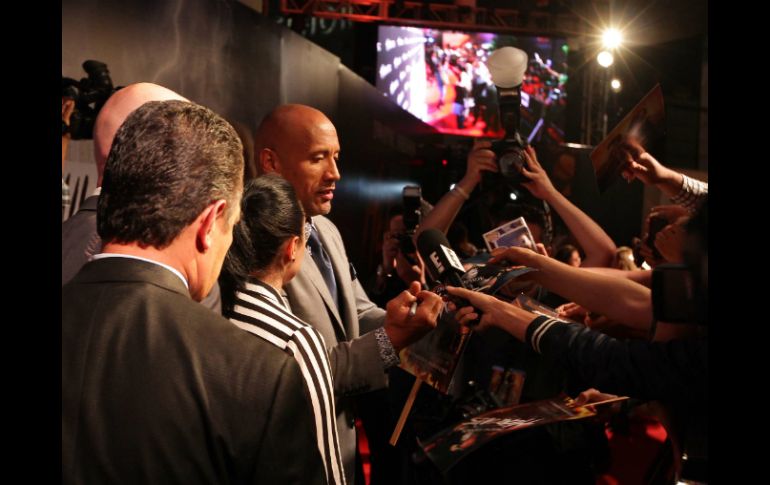 El actor accedió con una sonrisa a los fans que le pedían fotografías y autógrafos. NTX /