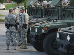 Soldados de la Guardia Nacional de Missouri, vestidos con uniforme del Ejército patrullan las calles de Ferguson. AFP /