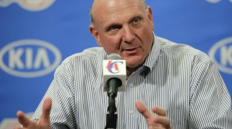 Steve Ballmer deja su cargo en la mesa administrativa tras 34 años de trabajo. AP /