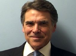 Rick Perry sonríe en la fotografía de su fichaje policial. NTX /