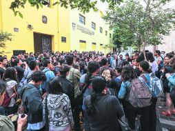 Paro temporal. Profesores y alumnos del CUAAD permanecen afuera del plantel durante la suspensión de labores.  /