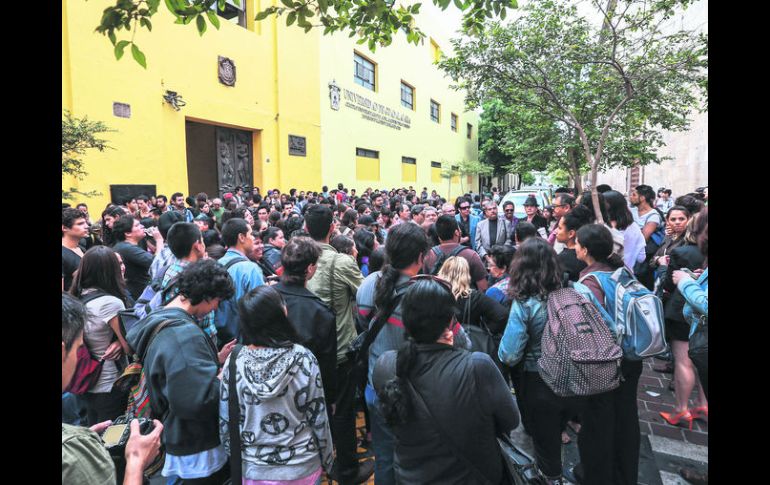 Paro temporal. Profesores y alumnos del CUAAD permanecen afuera del plantel durante la suspensión de labores.  /