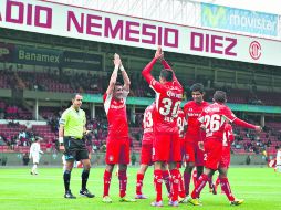 Para celebrar. El joven Jordan Silva marcó el primer gol del partido, y sus compañeros lo celebraron con él. MEXSPORT /