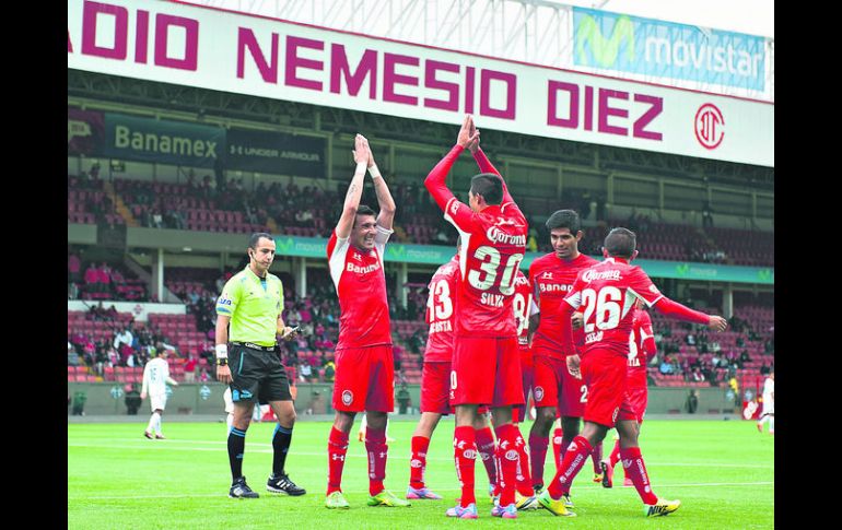 Para celebrar. El joven Jordan Silva marcó el primer gol del partido, y sus compañeros lo celebraron con él. MEXSPORT /