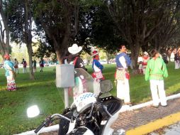 Un promedio de 400 huicholes se manifiestan en la Glorieta de La Normal y caminarán rumbo a Palacio de Gobierno.  /