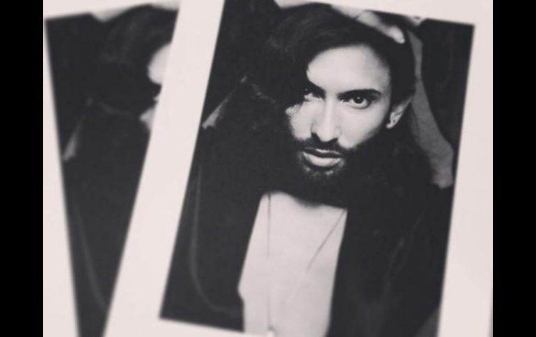 Wurst agradece a través de su cuenta de Twitter a Karl por la sesión fotográfica. Foto: @ConchitaWurst. ESPECIAL /