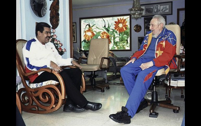 Fotografía de la reunión entre Nicolás Maduro (i) y Fidel Castro (d). EFE /