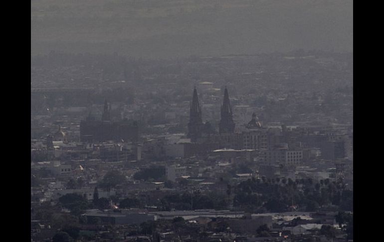 Con la antigua normativa, el año pasado en Jalisco se registró que uno de cada tres días se rebasaron los niveles de contaminación. ARCHIVO /