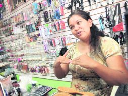 Comerciantes como Guillermina Amador, señalan que la economía actual ha complicado sus actividades comerciales.  /