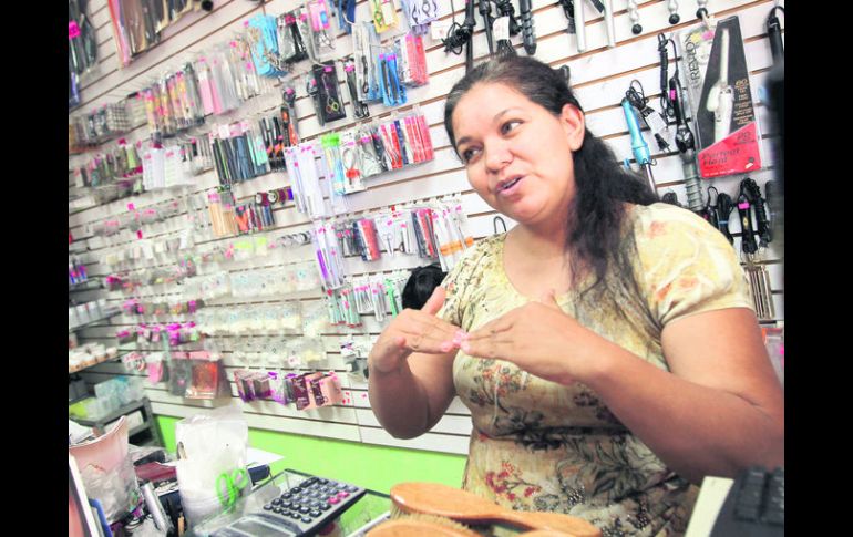 Comerciantes como Guillermina Amador, señalan que la economía actual ha complicado sus actividades comerciales.  /