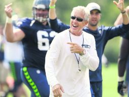 De buenas. Pete Carroll, entrenador en jefe de los Halcones Marinos, armó una defensiva de miedo la temporada pasada. AP /