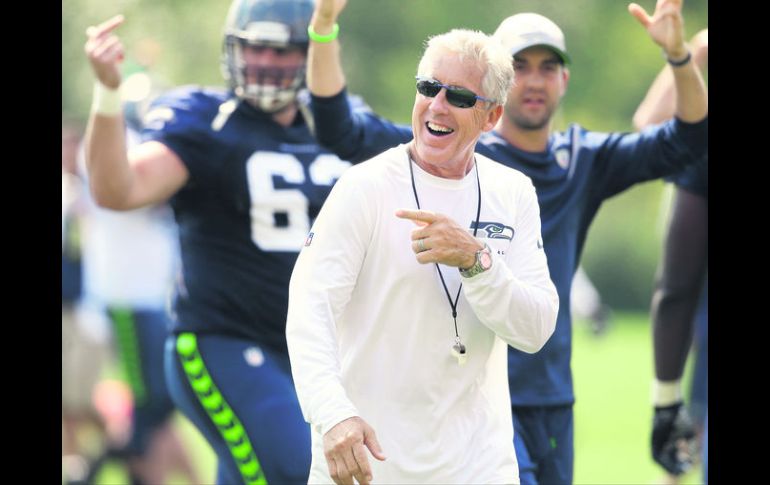 De buenas. Pete Carroll, entrenador en jefe de los Halcones Marinos, armó una defensiva de miedo la temporada pasada. AP /