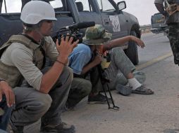 El periodista independiente James Foley (i) fue secuestrado por hombres armados en Siria en noviembre de 2012. AFP /