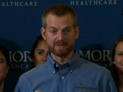 El doctor estadunidense Kent Brantly respondió favorablemente al tratamiento experimental contra el ébola; da conferencia tras su alta. ESPECIAL /