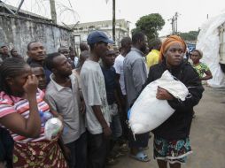 Ciudadanos liberianos reciben raciones de comida que distribuye el Gobierno como parte de su plan de cuarentena. EFE /