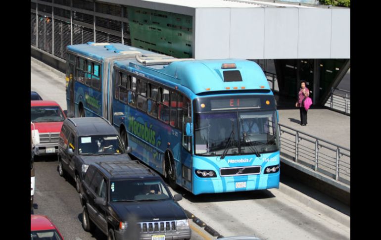 Los trabajadores de Macrobús mueven al día alrededor de 100 mil usuarios. ARCHIVO /