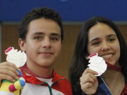 Valdés y Russo presumen su medalla en los Juegos de la Juventud. Foto: @Conade. ESPECIAL /