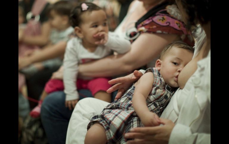 Es importante que los bebés ingieran leche materna hasta, al menos, los seis meses de edad. ARCHIVO /