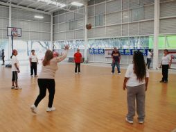 Personas de la tercera edad practican deporte en distintos espacios públicos del estado. ESPECIAL /