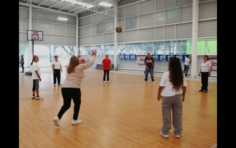 Personas de la tercera edad practican deporte en distintos espacios públicos del estado. ESPECIAL /