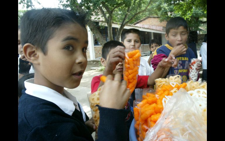 La regulación tiene el propósito de proteger la salud de los niños y adolescentes, para combatir los índices de sobrepeso y obesidad. ARCHIVO /