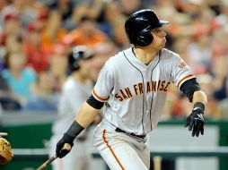 El novato Joe Panik conectó ayer su primer jonrón en las Grandes Ligas para definir el juego. AFP /